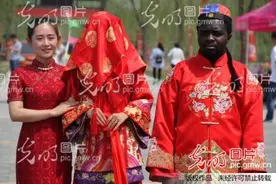 山东东营：黑人小伙中式婚礼“娶”中国新娘引众人拍照围观图片