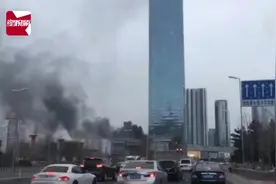 沈阳一广场楼顶起火，现场浓烟滚滚视频封面
