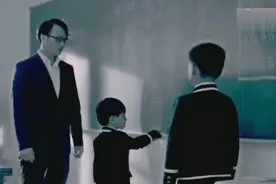 二年级的天才学生跑进五年级的教室，把黑板上的难题答上来了