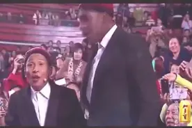 搞笑视频：宋小宝台下遇到了亲兄弟了，简直是太像了！视频封面