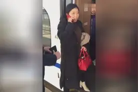 罗海丽第二诞生了：又一个高铁扒门泼妇挡关车门不让开！
