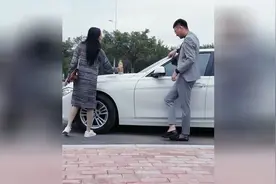 宝马车停在学院门口，然后车前放好红牛和绿茶视频封面