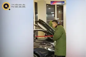 亿万董事长扮农民工买豪车，竟遇前女友被侮辱，结局收购整个车行视频封面