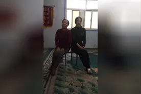 三意社正在排练《打柴劝弟》，看看演员台下的苦功图片