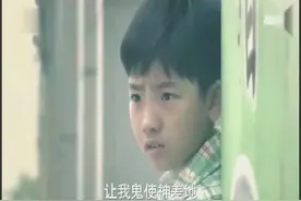 小男孩偷偷的跟踪爸爸，不料却看到这么激情的一幕视频封面