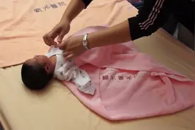正确包裹新生儿教学：这样包裹宝宝既舒服又保暖！宝妈们都用得上视频封面