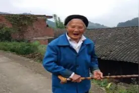卧床老大爷饭前得先挨揍，一听到菜名吓得一拘灵视频封面