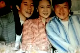 成龙儿子为什么姓房不姓成？视频封面