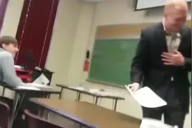 教授要求女学生开免提接电话，内容曝光后教授公开道歉视频封面