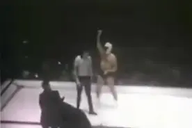 几十年前的人们太会玩了，擂台上玩人熊大战熊主人心疼死了