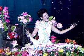 降央卓玛现场演唱《在水一方》不一样的美，女中音唱得超好听视频封面