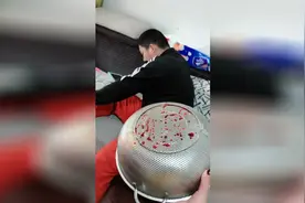 美女又调皮了，竟拿铁盆敲丈夫脑袋视频封面