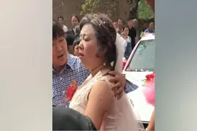 结婚当天只因新郎不抱新娘下车，新娘当场生气发飙，场面尴尬！视频封面