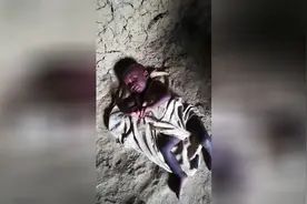 非洲黑人孩子生病了，躺冰冷的地上，喊妈妈！