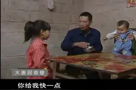 母亲改嫁又生一男娃，继父重男轻女，小女孩受尽嫌弃视频封面