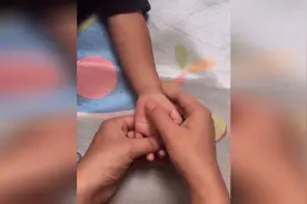 新生宝宝睁不开眼，扒开眼皮竟然没有眼珠，竟因孕期吃了它