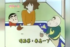 蜡笔小新 小新打电话让妈妈给自己拿果汁挨揍，爷爷说比奶奶可怕视频封面