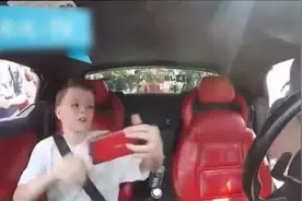 姐夫开着天价兰博基尼接小舅子放学，结果被围得水泄不通视频封面