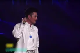云飞演唱会演唱《父亲的草原母亲的河》一唱完台下真是彻底沸腾了视频封面