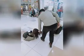 女友商场撒娇买包，惨被保安拖走视频封面