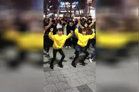 韩国街头的舞蹈 小姑娘的笑容真好看视频封面