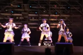 RIVER高清字幕版，AKB48现场演唱会，呐喊声爆棚，场面异常壮观！视频封面