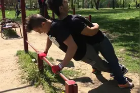 两年时间，从皮包骨男孩，变成肌肉男神