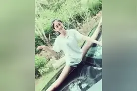 00后校园女生靠一字马走红，网友直呼：简直就是一字马女神！视频封面