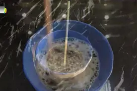 她把牙膏加可乐混在一起，往墙面一喷，油污自动掉下来，太厉害了视频封面