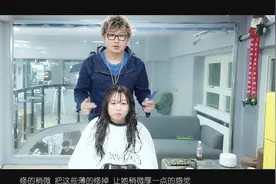 小圆脸女生烫了一个空气刘海 脸颊两侧修饰了一些层次 脸小了一圈