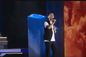 宋小宝，竟然会唱歌？你还别说，头次听他唱歌，唱的还真不错！图片