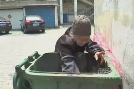实拍河南古稀老人拉小车烈日下捡垃圾图片