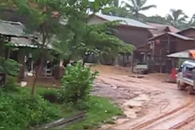 货车爬坡泥路打滑，司机放大招了，没想到这样也行！图片