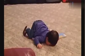 儿子闻了一下老爸的臭脚，一下子就学会了走路，这招太酸爽了！图片