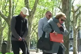 街头恶作剧：两男子假装对着路人的狗狗撒尿，没被打死真是奇迹！图片