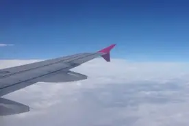 当飞机遭遇强烈气流，机翼强烈抖动！图片