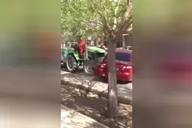 拖拉机顶着汽车往前走，这司机是显摆自己马力大么图片