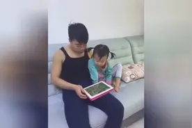 女儿跟爸爸聊天，结果宝宝一个问题让爸爸无言以对！太逗了！图片