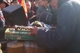 牛人！民间老大爷自制乐器街头演奏，现场被路人围的水泄不通视频封面