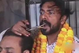 印度人民再开挂 实拍理发师用嘴叼着剪刀来理发图片