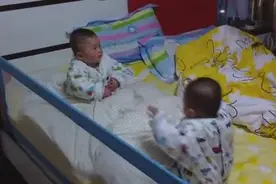 八个月双胞胎的睡前对话，不要太兴奋，会尿床的哦图片