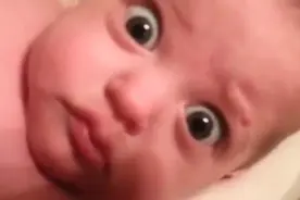 实拍：爸爸对着5个月的宝宝发出怪声，宝宝的反应把人萌翻了！图片