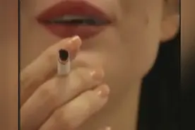 太霸气了，看看美女是如何在飞机上抽烟的图片