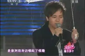 郑源上央视雨中打伞演唱《不要在我寂寞的时候说爱我》你听过没有图片