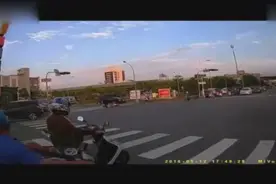 惨！实拍两辆摩托车互撞，凌空翻转360图片