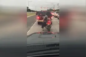 矮个摩托车手爆笑上车方式，你没听过也没见过，矮子的智慧视频封面