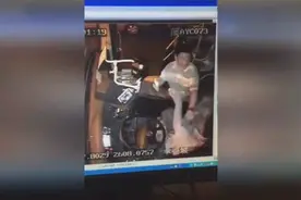 监拍醉酒男子因坐过站 将公交司机打得头破血流图片