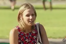 小孩拿玩具鱼竿在水坑钓鱼，大人暗自偷笑，接下来一幕让他傻眼！图片