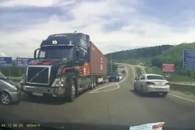 大货车快速冲下坡道，眼看着就要撞车，看看司机是怎么做的！图片
