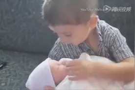 当哥哥看到刚出生的妹妹时，感觉他的暖男力爆棚啊，有爱啊！图片